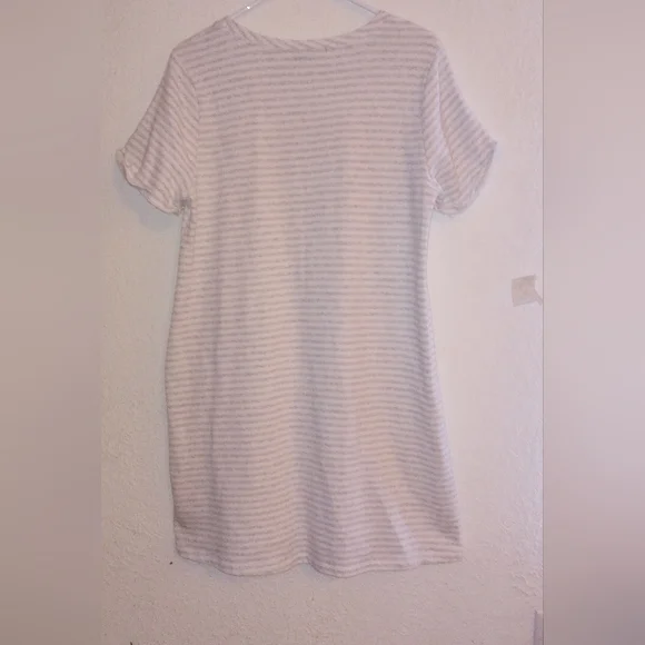 Neiman Marcus White Textured Fabric Short Sleeved Dress/Bathing Suit Cover-Up - Picture 4 of 6